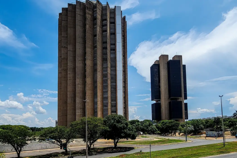 Inflação alta e economia aquecida aumentam pressão sobre o Banco Central e o equilíbrio fiscal