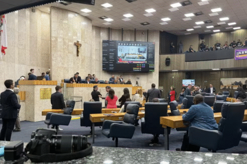 Câmara de SP aprova reajuste salarial dos servidores municipais em sessão conturbada