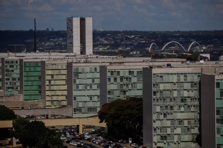 Reajuste a servidores federais será pago em 2 de maio com retroativo a janeiro