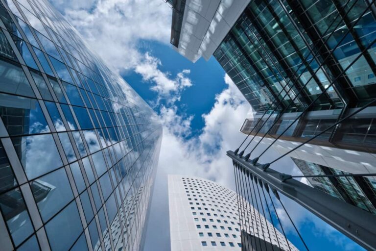 Fachada de prédios comerciais modernos, representando investimentos do fundo imobiliário HFOF11.