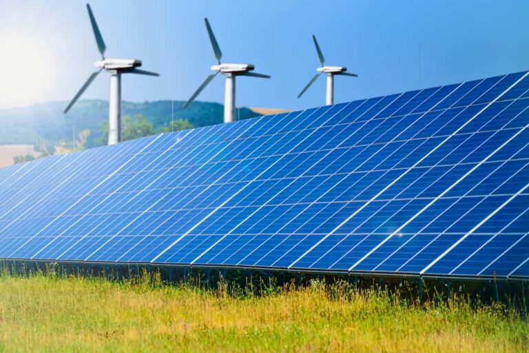 Painéis solares e turbinas eólicas como alternativas sustentáveis diante da alta nas tarifas de energia.
