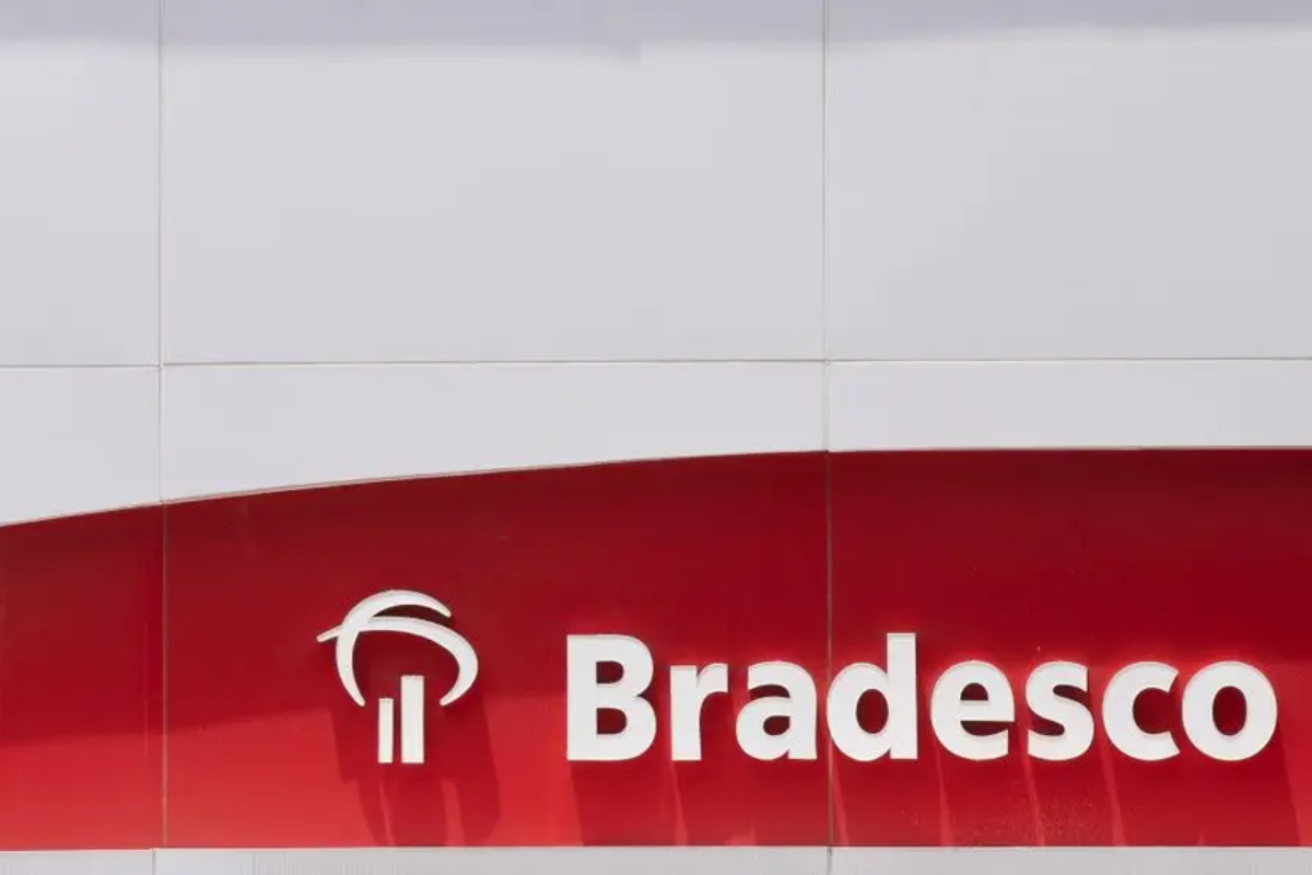 Logotipo da Bradesco em fundo branco e vermelho, destaque para o nome da instituição financeira brasileira.