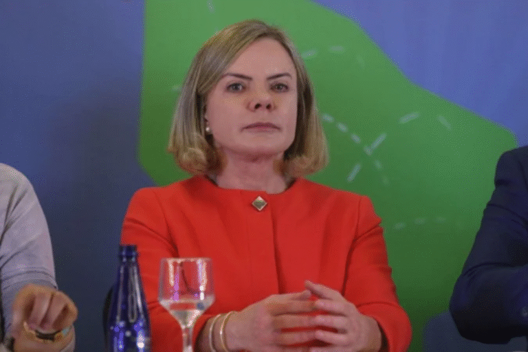 Gleisi Hoffmann prioriza fim da escala 6x1 no congresso