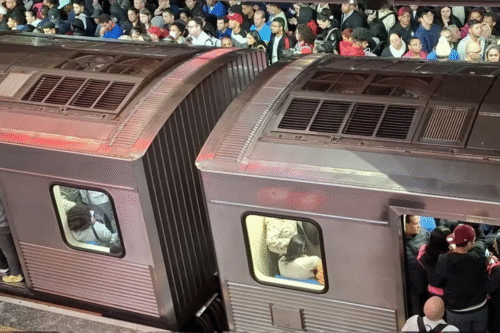 Falha no sistema provoca caos e atrasos nas Linhas 1-Azul e 3-Vermelha do metrô em São Paulo