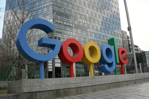 Google inclui anúncios em buscas com IA em luta contra ChatGPT