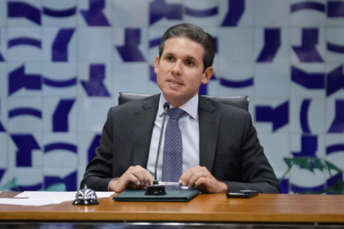 Motta defende taxação de apostas e revisão fiscal para substituir alta do IOF