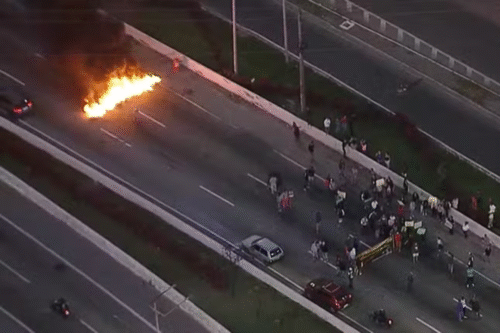 Protesto na Marginal Pinheiros causa bloqueios e suspende rodízio em São Paulo