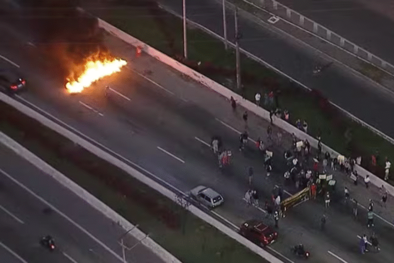 Protesto na Marginal Pinheiros causa bloqueios e suspende rodízio em São Paulo