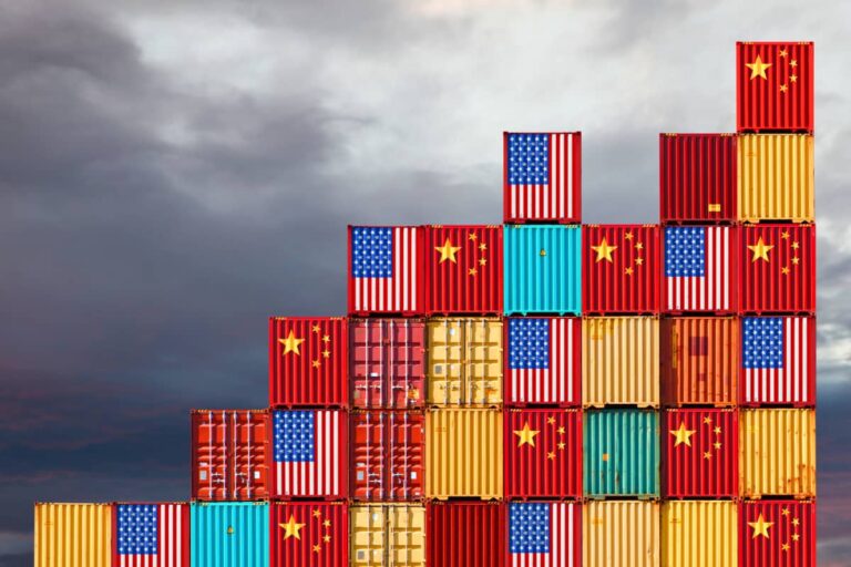 Contêineres com bandeiras dos EUA e China representam o impacto das tarifas americanas no mercado de opções e no comércio global.