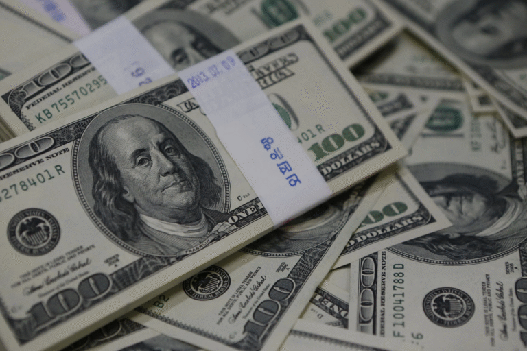 Banco Central realiza leilões e vende US$ 1 bilhão para controlar mercado cambial