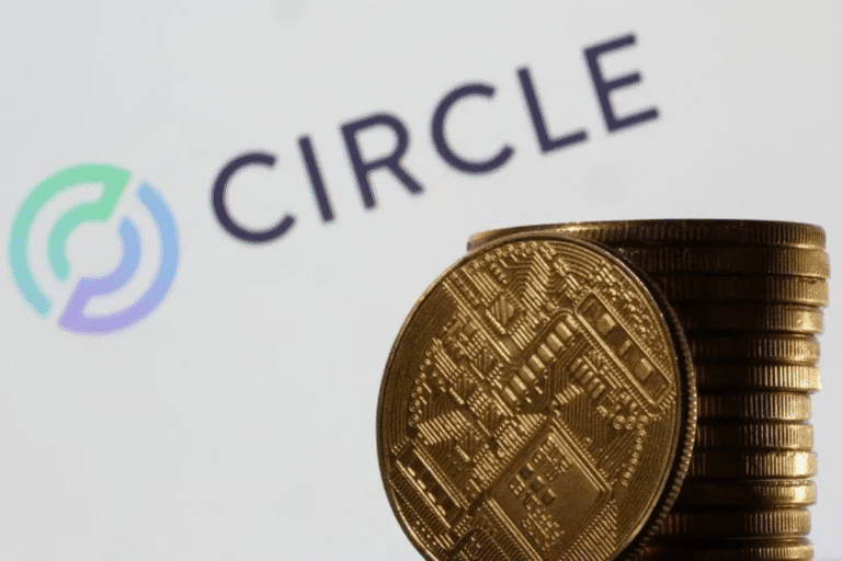 Imagem mostrando moedas de ouro ao lado do logotipo da Circle, emissora da USDC, que surpreendeu no IPO com alta de mais de 100%.