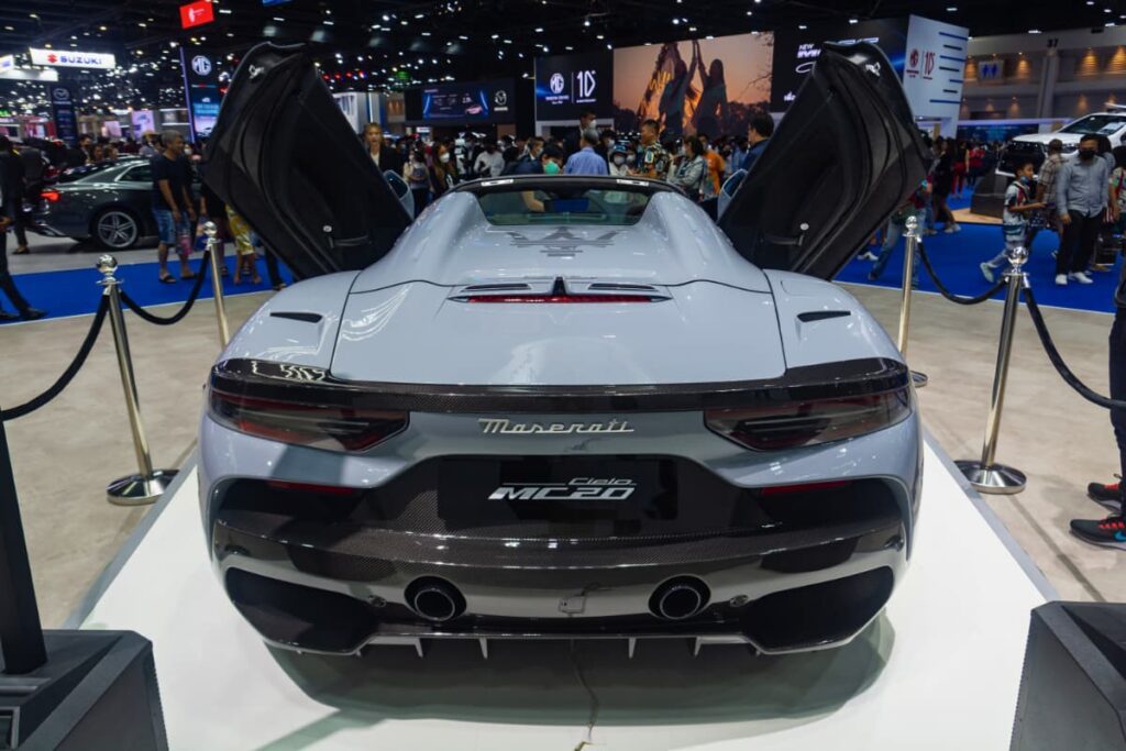 Traseira de um dos carros mais caros do Brasil, o Maserati MC20 Cielo, exposto em salão automotivo com portas abertas.