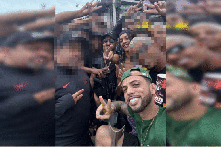 Oruam, filho de Marcinho VP, cercado por várias pessoas, incluindo pessoas com armas, em uma investigação relacionada a ligações com chefes do Comando Vermelho.