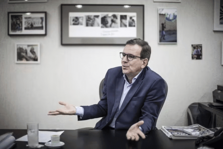 Paes recusa R$ 20 milhões do TCE para recuperar parque, critica atuação da Corte e discute temas relacionados à gestão pública. Foto mostra político em reunião.