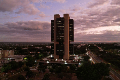 Super Quarta juros nos EUA mantidos e cortes no Brasil só em 2026 devido à incerteza fiscal