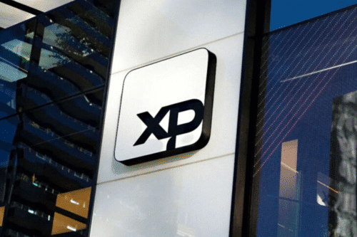 Logotipo da XP na fachada de uma empresa de tecnologia, indicando mais de 200 vagas na área de engenharia de software.