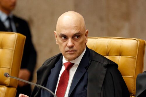 Alexandre de Moraes investiga juiz que soltou réu do 8 de janeiro que quebrou relógio histórico