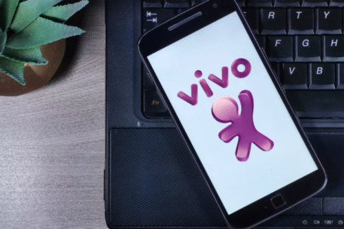 Foto de celular mostrando logotipo da Vivo (VIVT3).