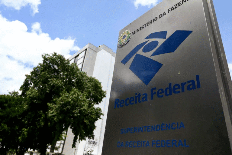 Foto da fachada do prédio da Receita Federal.