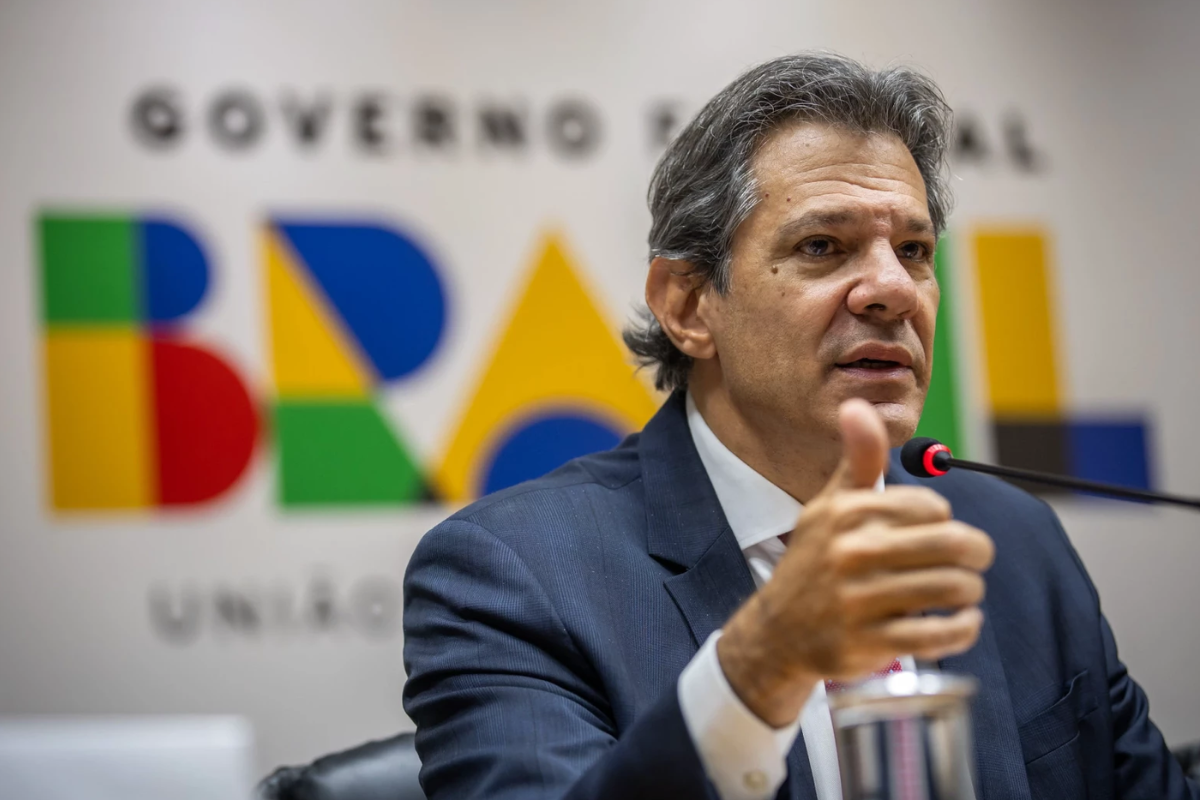 Foto do ministro Fernando Haddad, em frente ao logotipo do governo brasileiro.