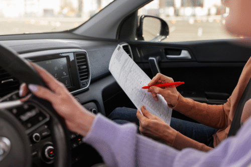 Foto do interior de um carro, ilustrando um exame prático de direção.