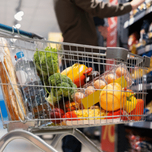 Foto de um carrinho de compras com alimentos dentro