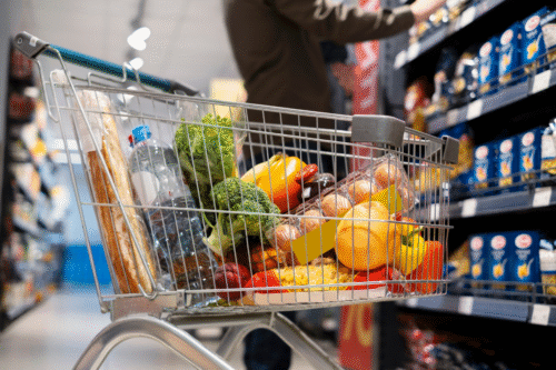 Foto de um carrinho de compras com alimentos dentro