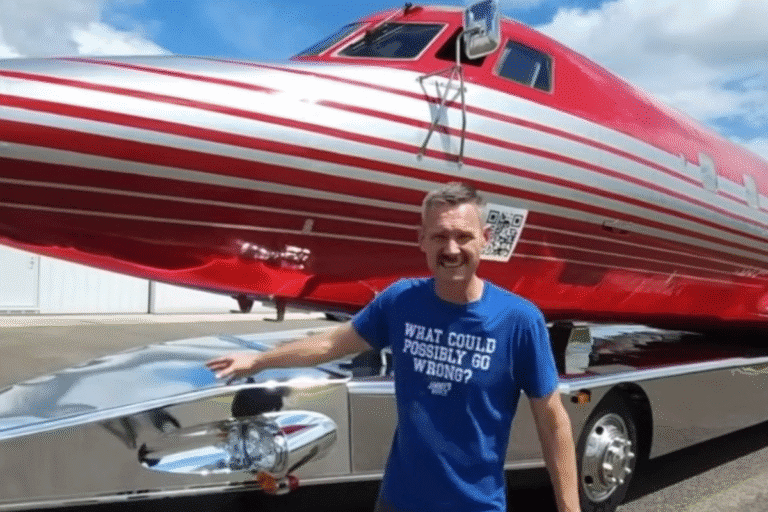 Foto de James Webb em frente a um jato que pertenceu a Elvis Presley.