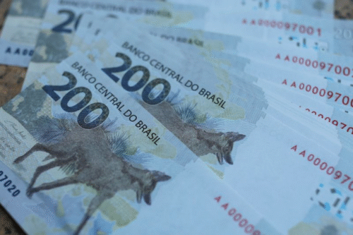 Juros futuros sobem no Brasil em sintonia com alta dos Treasuries e expectativa pela Selic