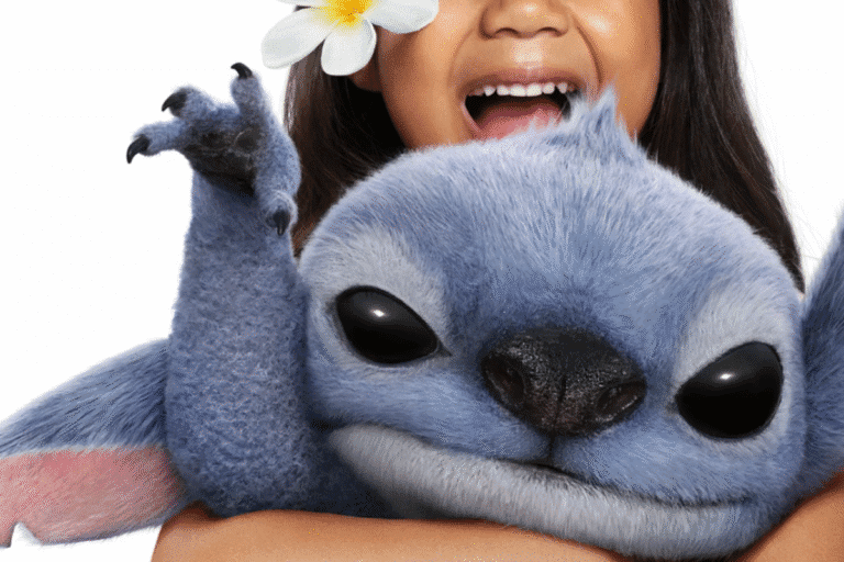 Foto de uma menina segurando um boneco do Stitch.
