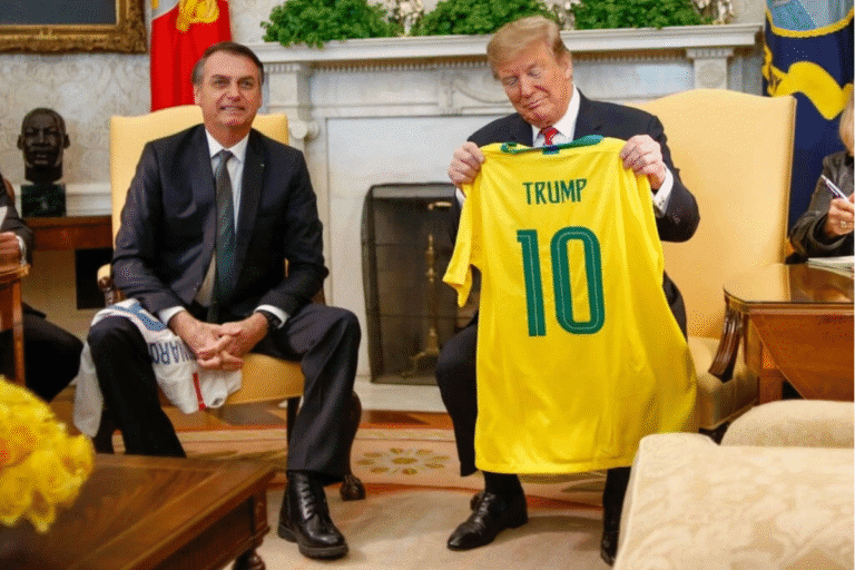 Foto de Donald Trump segurando uma camisa do Brasil, ao lado de Jair Bolsonaro.