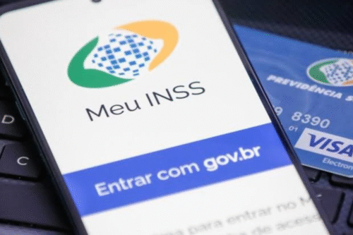 Foto de um celular logado no aplicativo Meu INSS.