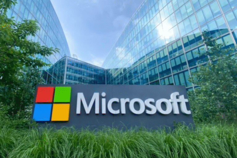 Logotipo da Microsoft, em frente a um edifício da empresa.
