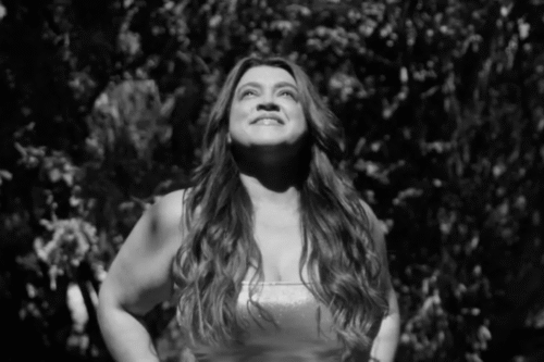 Foto em tom de luto da cantora e empresária Preta Gil.