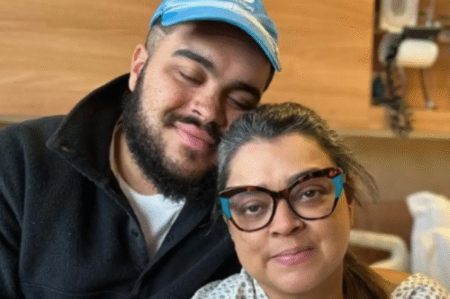 Foto da cantora Preta Gil ao lado do filho Francisco.