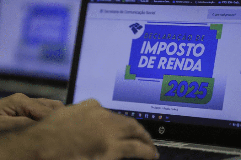 Foto de computador com a logo do Imposto de Renda 2025.