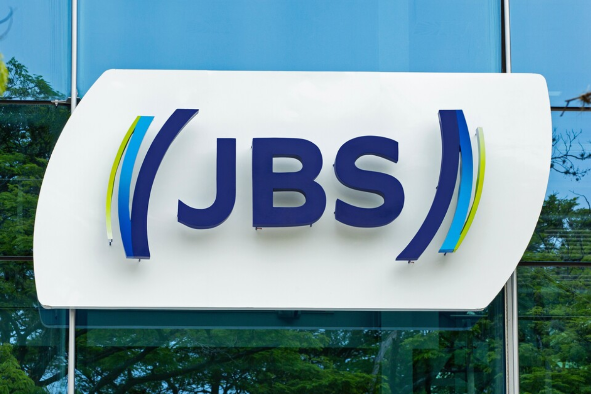 Foto de uma placa com o logotipo da JBS.