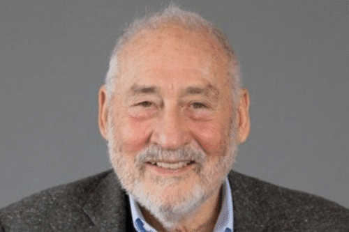 Foto do economista Joseph Stiglitz sorrindo.