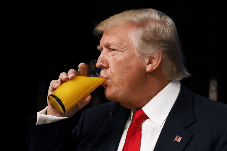 Foto do presidente dos EUA, Donald Trump, tomando suco de laranja.