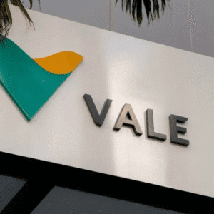Foto do logotipo da Vale em destaque na fachada de um prédio.
