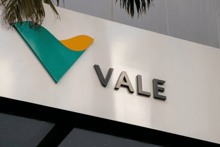 Foto do logotipo da Vale em destaque na fachada de um prédio.