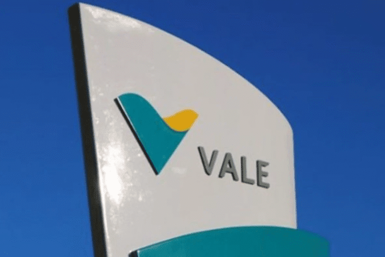Foto de Logotipo da Vale exibido em um sinal informativo.