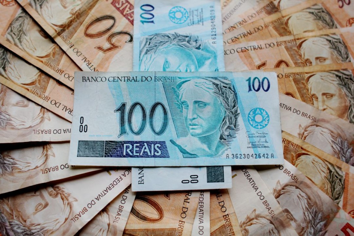 Exibição de dinheiro brasileiro, incluindo cédulas de R$ 100 e R$ 50.