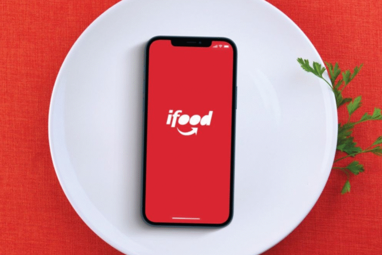 Foto de um prato sobreposto por um celular com a logotipo do IFood.