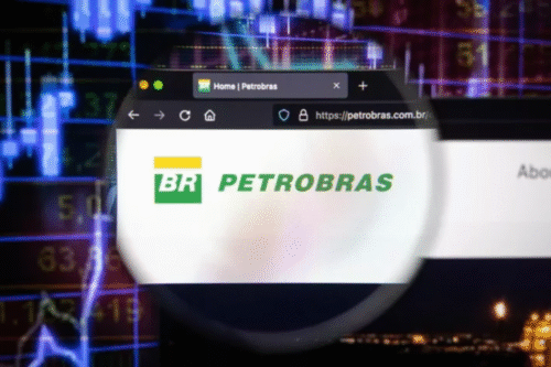 Imagem da página inicial do site da Petrobras, uma das maiores empresas de petróleo do Brasil, destacando seu logo verde e amarelo em um fundo digitalizado de cores vibrantes.