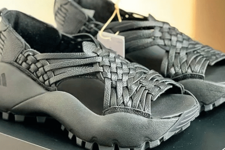 Imagem de um par de tênis esportivos cinza feitos de material sintético, com detalhes de cadarços e sola robusta, ideal para atividades físicas e uso casual.