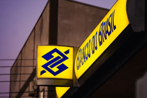 Fachada de uma agência bancária do Banco do Brasil com destaque para o sinal de suas marcações em destaque na fachada na cor amarelo e azul