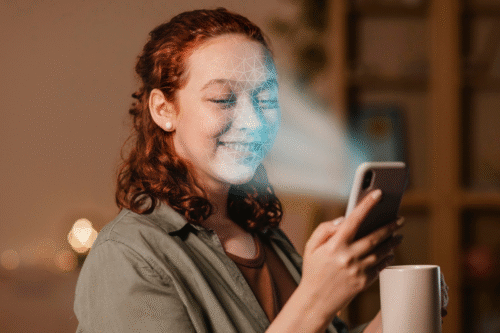 Mulher sorridente usando smartphone com tecnologia facial de reconhecimento, destacando inovação em segurança digital e reconhecimento biométrico.