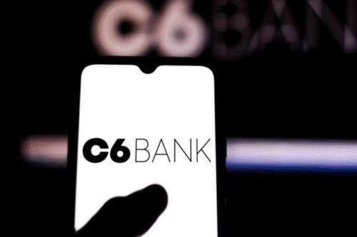Logo do C6 Bank em celular