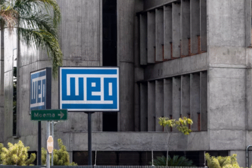 Imagem do prédio da WEG, uma fabricante de motores elétricos localizada em Santa Catarina, mostrando os nomes da empresa e uma placa indicando a rua Moema.